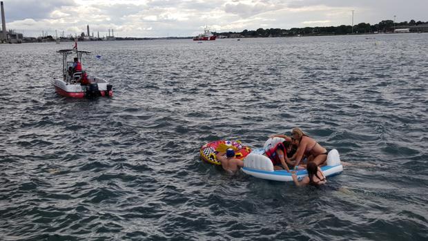 Imagen cedida por la Guardacostas de Canadá mostrando a bañistas estadounidenses que el domingo cruzaron sin querer la frontra entre ambos países norteramericanos