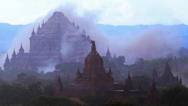 El templo de Sulamuni, en Myanmar, rodeado por polvo tras el fuerte terremoto de este miércoles