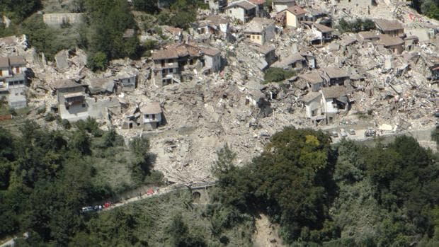 El centro de Italia está en silencio para escuchar a las víctimas sepultadas por el terremoto
