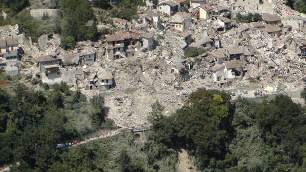 El centro de Italia está en silencio para escuchar a las víctimas sepultadas por el terremoto