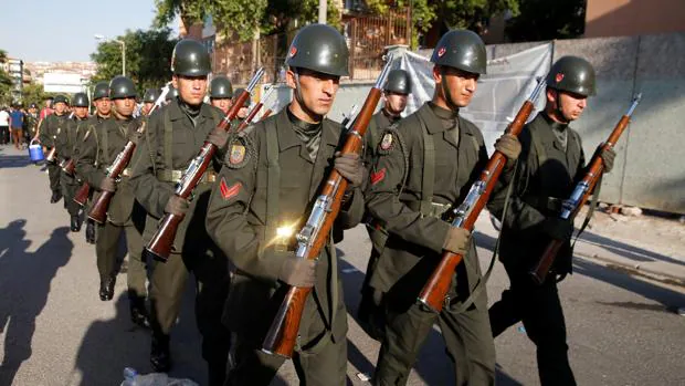 Soldados turcos marchan durante el funeral de algunas de las víctimas del golpe de estado fallido del 15 de julio