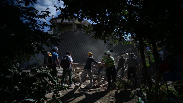 Voluntarios trabajan en Amatrice tras el seísmo