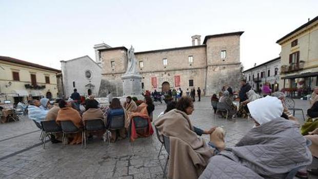 Los habitantes de Norcia han pasado la noche en la plaza de San Benedicto después del terremoto que el pasado miércoles devastó el centro de Italia
