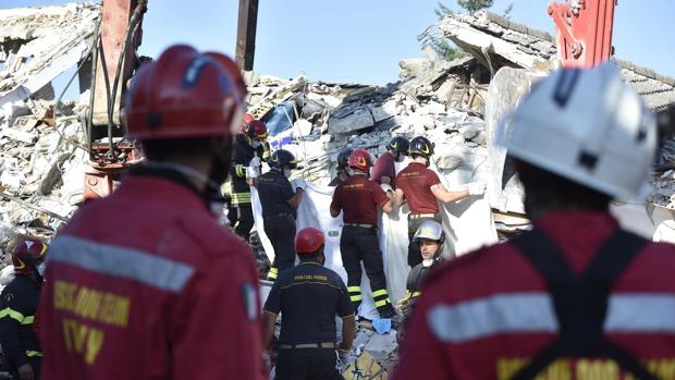 El trabajo de los bomberos no cesa durante estos días en Italia