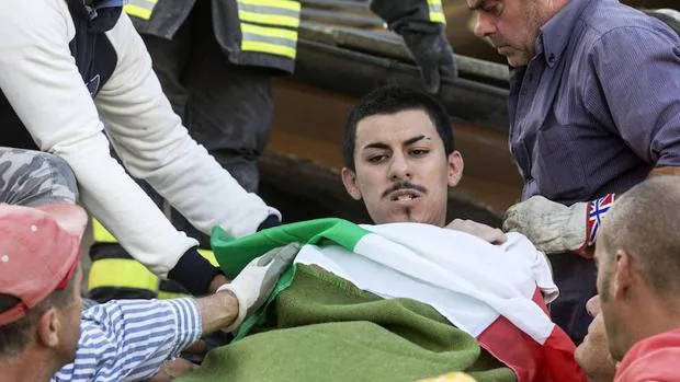 Un hombre herido es rescatado por los equipos de emergencia de Amatrice