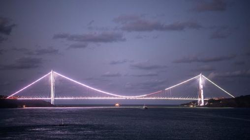 Vista del puente Sultán Selim Yavuz la noche del 25 de agosto