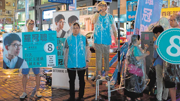 Joshua Wong hace campaña en Hong Kong por su compañero de partido Nathan Law