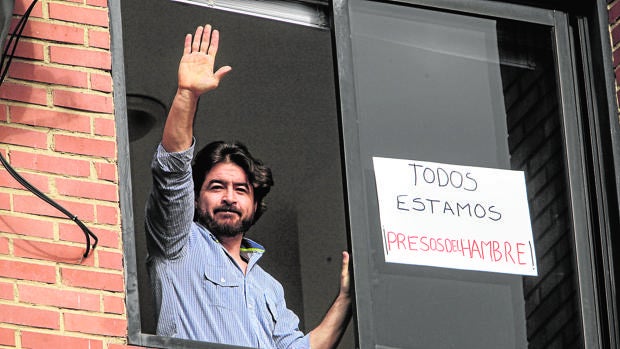 Fotografía de archivo del 7 de julio de 2016 del dirigente del partido político Voluntad Popular, Daniel Ceballos, saludando desde una ventana de la residencia donde cumplía condena