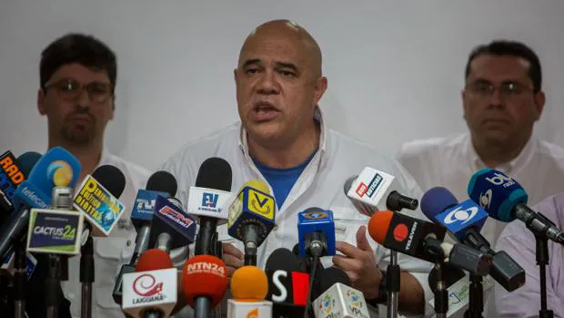 El secretario general de la coalición opositora Mesa de Unidad Democratica (MUD), Jesús Torrealba (c), habla ante la prensa en Carcas el pasado día 25 de agosto.