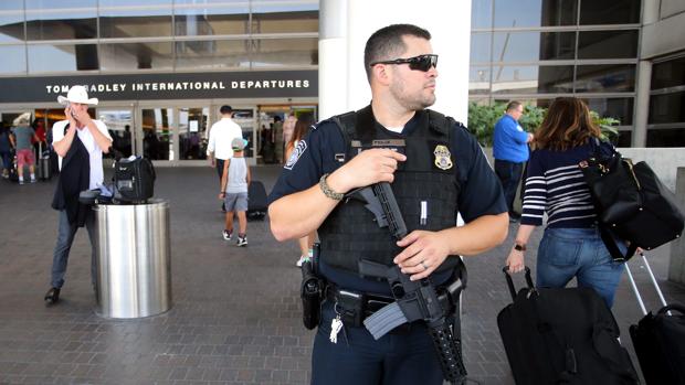 La policía rodea a un hombre disfrazado de «El Zorro» en el aeropuerto de Los Ángeles