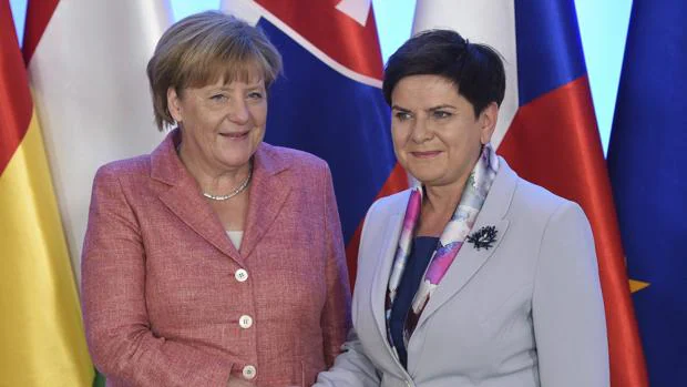 La primera ministra polaca, Beata Szydlo (d), y la canciller alemana, Angela Merkel (i), posan durante su encuentro en Varsovia, Polonia el pasado 26 de agosto de 2016.