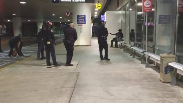 La policía rodea a un hombre disfrazado de «El Zorro» en el aeropuerto de Los Ángeles