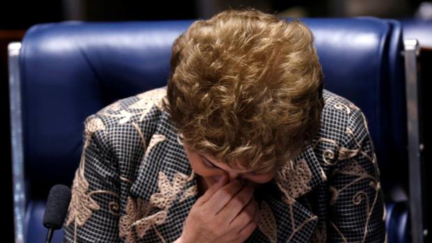 Dilma Rouseff se toma un respiro durante su último día de comparecencia ante el Senado