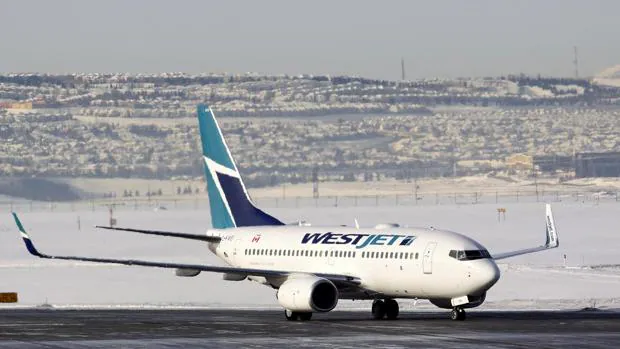 Imagen de archivo de un avión de la aerolínea West Jet que aterriza en el aeropuerto de Alberta, Canadá