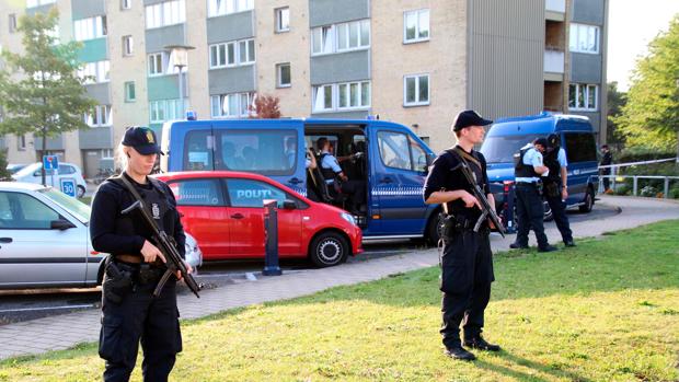 La policía danesa vigila el barrio de Christiania, en Copenague, después de los tiroteos que han herido a cuatro personas