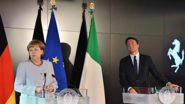 El primer ministro italiano, Matteo Renzi, y la canciller alemana, Angela Merkel, durante una rueda de prensa en la fábrica de Ferrari, en Maranello
