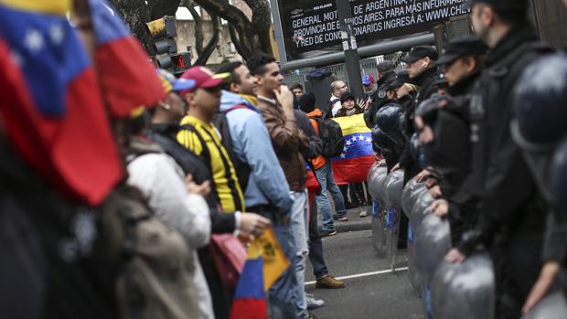 Manifestantes a favor del revocatorio frente al dispositivo de seguridad desplegado en Caracas