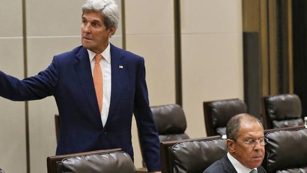 El secretario de Estado estadounidense, John Kerry, junto al ministro de Exteriores ruso, Serguéi Lavrov