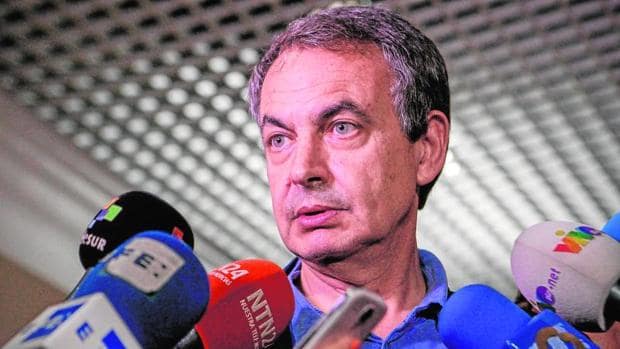 José Luis Rodríguez Zapatero se dirige a los medios de comunicación a su llegada al aeropuerto internacional de Maiquetía, el pasado julio