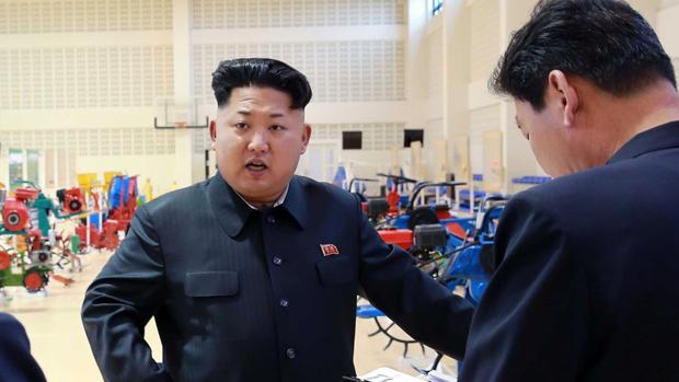 Kim Jong-un visitando uno de los centros de fabricación de maquinaria de Corea del Norte
