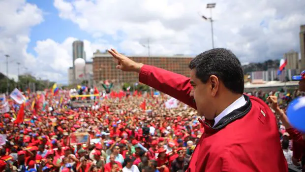El presidente de Venezuela, Nicolás Maduro, saluda a la multitud en Caracas