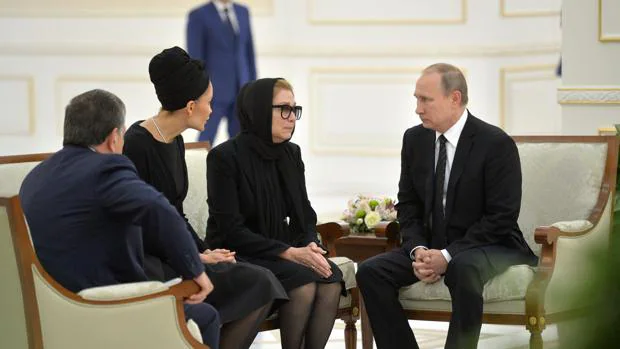 Vladimir Putin conversa con la viuda del recién fallecido presidente Islam Karimov, Tatyana Karimova (2d), este martes en Samarkanda (Uzbekistán)