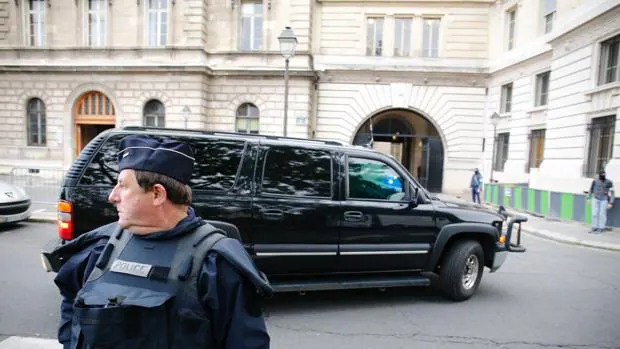 La Policía francesa vigila los alrededores de los juzgados a los que Salah Abdelam ha acudido este jueves