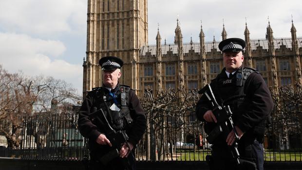 Dos agentes británicos vigilas las inmediaciones del Parlamento de Londres el pasado mes de marzo