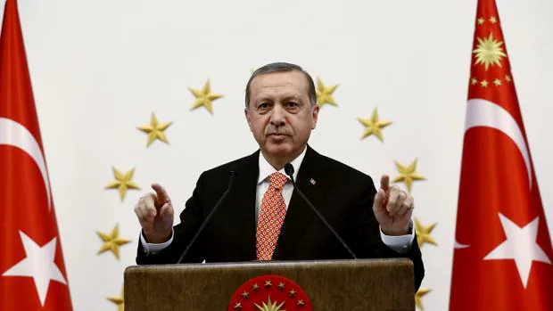 El presidente turco, Tayyip Erdogan, se dirige a los gobernadores este jueves