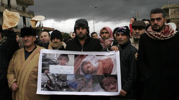 Manifestantes protestan contra las muertes por inanición que sufren los niños en la ciudad sitiada de Madaya, en Siria