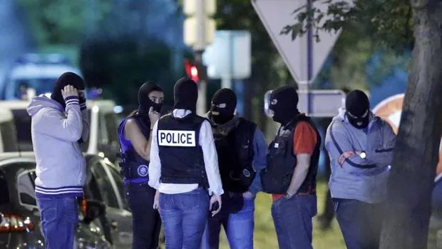 Un grupo de policías participa en la redada en el municipio de Boussy-Saint-Antoine