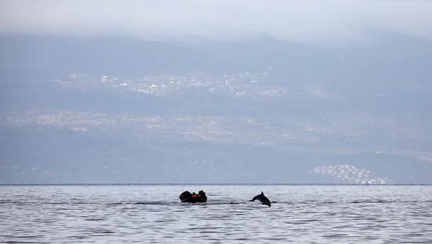 Una balsa con refugiados sirios, frente a la isla griega de Lesbos