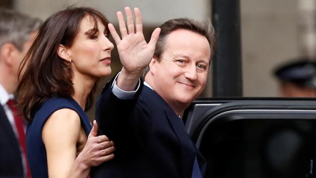 El ex primer ministro británico, David Cameron, acompañado de su esposa