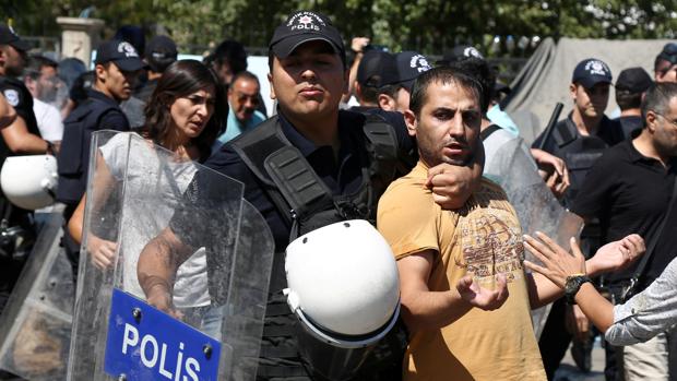 La policía antidisturbios detiene a un manifestante durante una protesta contra el despido de profesores por sus supuestos vínculos con la militancia kurda, la semana pasada en Diyarbakir, sureste de Turquía