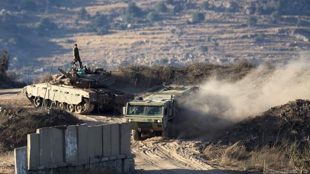 Tanques israelíes circulan cerca del lugar donde han impactado proyectiles lanzados desde Siria en la localidad de Majdal Shams en los Altos del Golán (Israel)