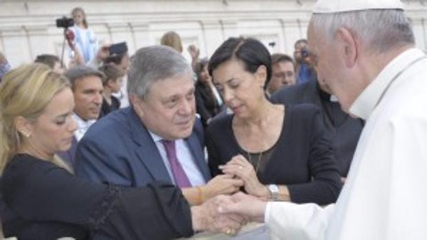 Los padres y la esposa del opositor encarcelado Leopoldo López con el Papa Francisco durante una audiencia en Roma