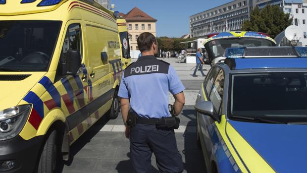 Un agente hace guardia en la Kornmarkt Square en Bautzen, Alemania, tras los sucesos de la noche del miércoles