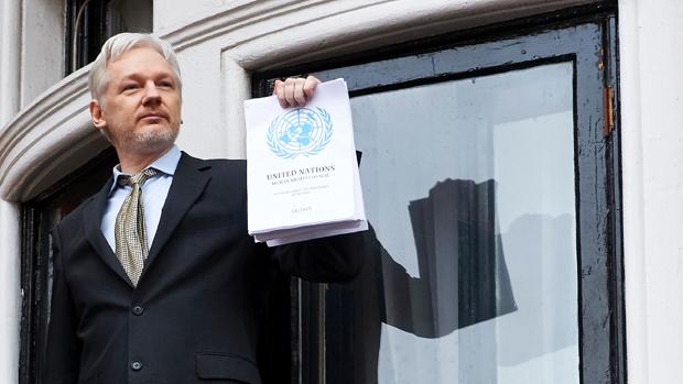 El fundador de WikiLeaks, Julian Assange, muestra el informe que la ONU emitió el pasado mes de febrero en que se dice que la detención del periodista fue arbitraria