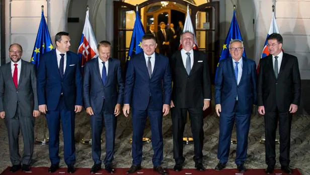 De izquierda a derecha, el presidente del Parlamento Europeo, Martin Schulz; el portavoz el Parlamento eslovaco, Andrej Danko; el presidente del Consejo Europeo, Donald Tusk; el primer ministro eslovaco, Robert Fico; el presidente eslovaco, Andrej Kiska; el presidente de la Comisión Europea, Jean-Claude Juncker, y el ministro de Exteriores eslovaco, Miroslav Lajcak, posan para la foto de familia antes de asistir a una cena informal este jueves en Bratislava, en la víspera de la cumbre de la UE