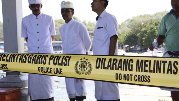 miembros de la Policía indonesia durante la rueda de prensa ofrecida hoy en el puerto de Padangbai, donde el ferry está siendo examinado por expertos.
