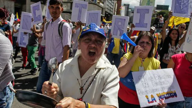 Marcha en Caracas a favor del revocatorio y contra la cumbre de los países no alineados