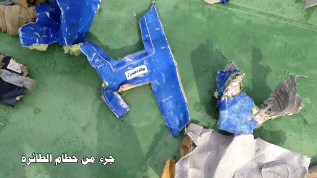 Piezas del avión EgyptAir MS804 siniestrado el pasado19 de mayo en el Mediterráneo