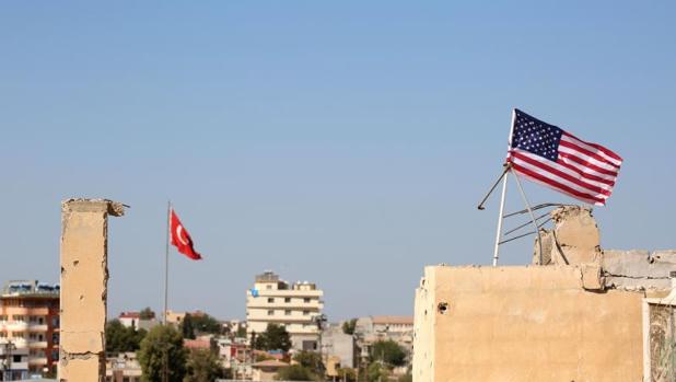 Bandera de Estados Unidos en la ciudad siria de Tal Abyad