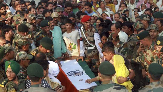 Residentes lloran la muerte del soldado Havildar Ravi Paul, fallecido en el ataque a la base militar india