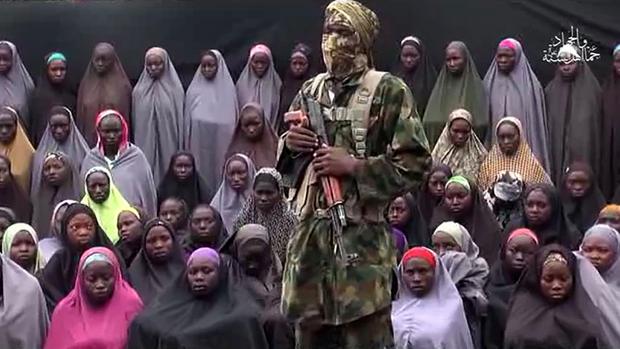 Fotograma de uno de los vídeos de Boko Haram en que aparecen las niñas secuestradas por el grupo terrorista en 2014 en un colegio de Chibok