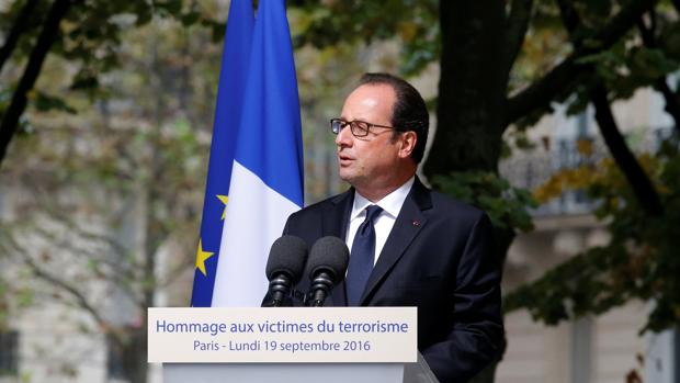 El presidente galo, François Hollande, este lunes durante el homenaje a las víctimas del terrorismo en Francia