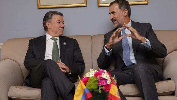 El Rey y el presidente de Colombia, Juan Manuel Santos, durante su encuentro en Nueva York
