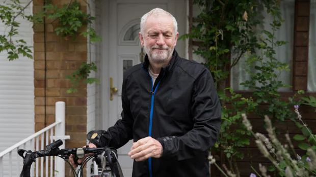 El líder del Partido Laborista, Jeremy Corbyn, este miércoles a la salida de su casa