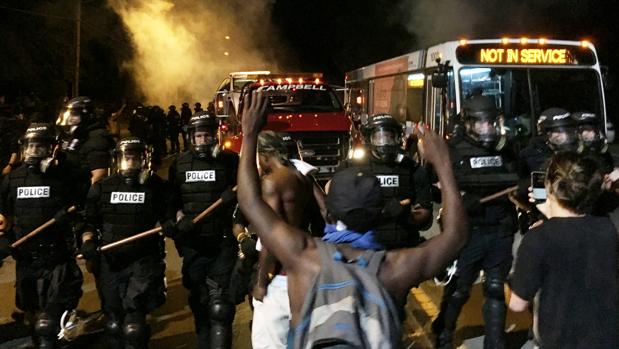 Agentes estadounidenses y manifestantes que protestan contra la muerte de los negros a manos de la Policía se enfrentan en Charlotte, en Carolina del Norte