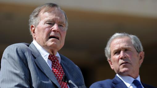 Los expresidentes George H.W. Bush, padre, y George W. Bush, hijo, durante el homenaje a los policías muertos en Dallas el pasado mes de abril